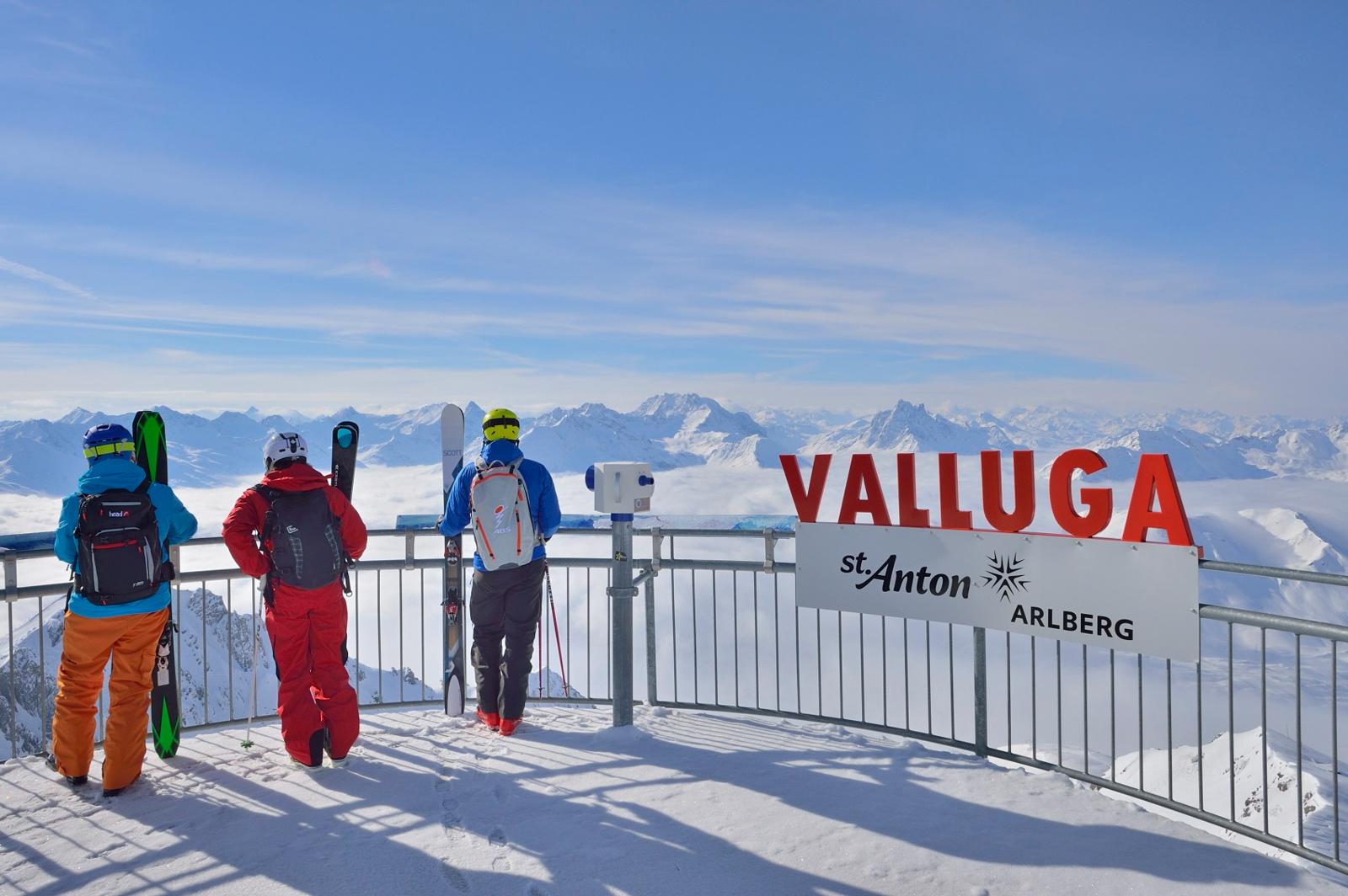 In de legendarische Vallugabahn II is iedereen welkom, of je nu komt om te skiën, te snowboarden of gewoon om van het uitzicht te genieten. Want dat uitzicht, dat mag er zijn. Het uitkijkplatform op 2.811 meter boven zeeniveau bekroont de allerhoogste bergtop in de Arlberg.