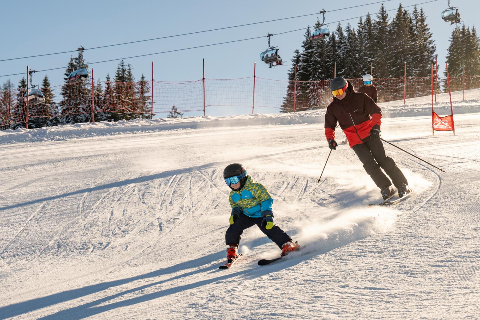 Het vriendelijke en kleinschalige skigebied Kemahdhöhe in Altenmarkt-Radstadt, op 1.700 meter hoogte, belooft sneeuwpret voor het hele gezin. Je hebt hier beschikking over drie skischolen, zeventien kilometer aan pistes, zeven liften, een helling waar je je afdaling kunt timen en een funslope. 