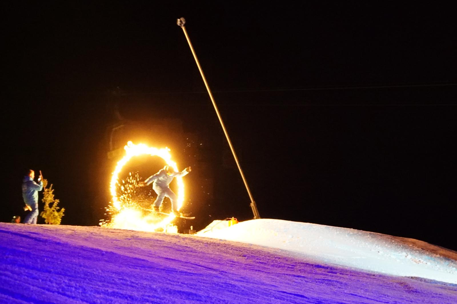 In Ehrwald, Lermoos en Berwang gaat de verlichting naast de pistes aan, waardoor je er tot ’s avonds laat kunt skiën. En voor wie het nóg specialer wil zijn er indrukwekkende skishows waar de professionals van skischool Pepi Pechtl uit Lermoos hun kunsten tonen. Op verlichte pistes springen de waaghalzen door brandende hoepels en suizen freestylers in spectaculaire formaties de helling af.
