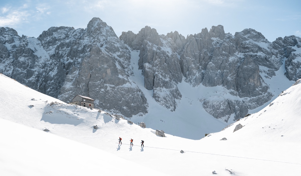 Zodra de poedersneeuw als een witte deken over de Alpen valt trekken winterwandelaars, sneeuwschoenwandelaars en toerskiërs naar Kirchdorf in Tirol. Het dorp vormt de toegangspoort tot het Kaiserbachtal, een beschermd natuurgebied in de Noordelijke Kalkalpen. 