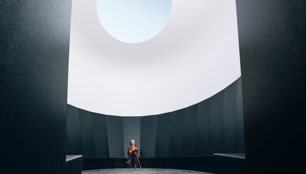Diep onder de indruk van het alpenlandschap ontwierp James Turrell het kunstwerk Skyspace-Lech. Vanaf het bergstation van de Schloßkopfbahn voert een wandelpad naar de Tannegg in Oberlech, op 1.780 meter hoogte. Hier biedt een vijftien meter lange tunnel toegang tot een bewegende koepel met een opening naar de hemel.