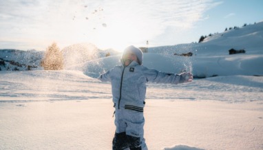 Kind speelt in de sneeuw in Damüls, Bregenzerwald, Oostenrijk