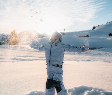 Kind speelt in de sneeuw in Damüls, Bregenzerwald, Oostenrijk