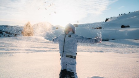 Kind speelt in de sneeuw in Damüls, Bregenzerwald, Oostenrijk