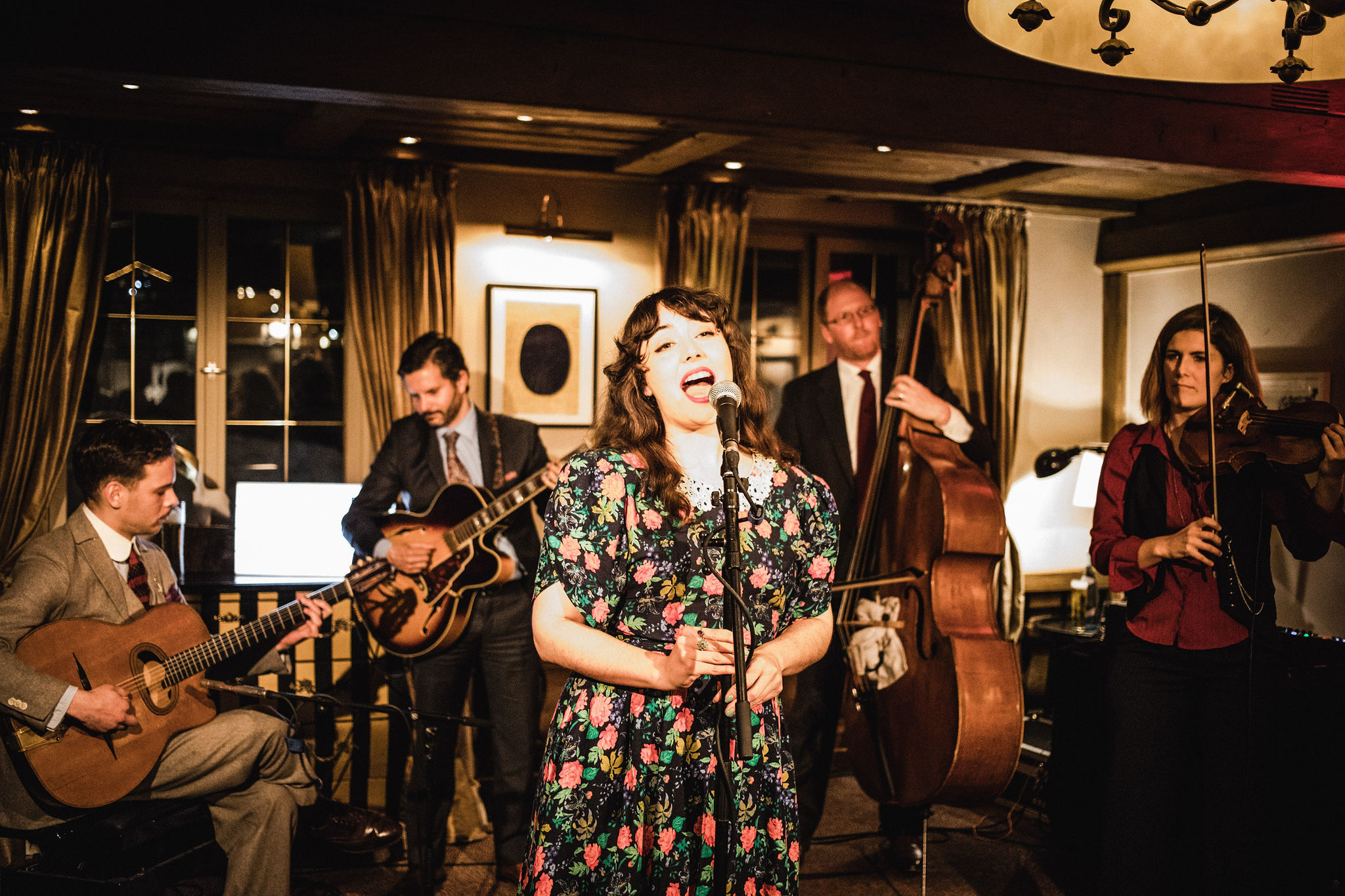 Wie enkel warmdraait voor zomerse festivals op zonovergoten grasvelden kent het Tanzcafé Arlberg Music Festival nog niet. Dansend, swingend en springend hoef je immers ook in winterse sferen niet bang te zijn dat je het koud krijgt, of dat nu op een dansvloer midden in de sneeuw is, met de imposante bergen van de Alpen op de achtergrond of ’s avonds in een hotellounge.