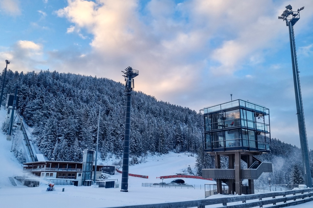 In Seefeld, Oostenrijk vind je de vijftien meter hoge Mediatoren in de Seefeld Sport Arena.