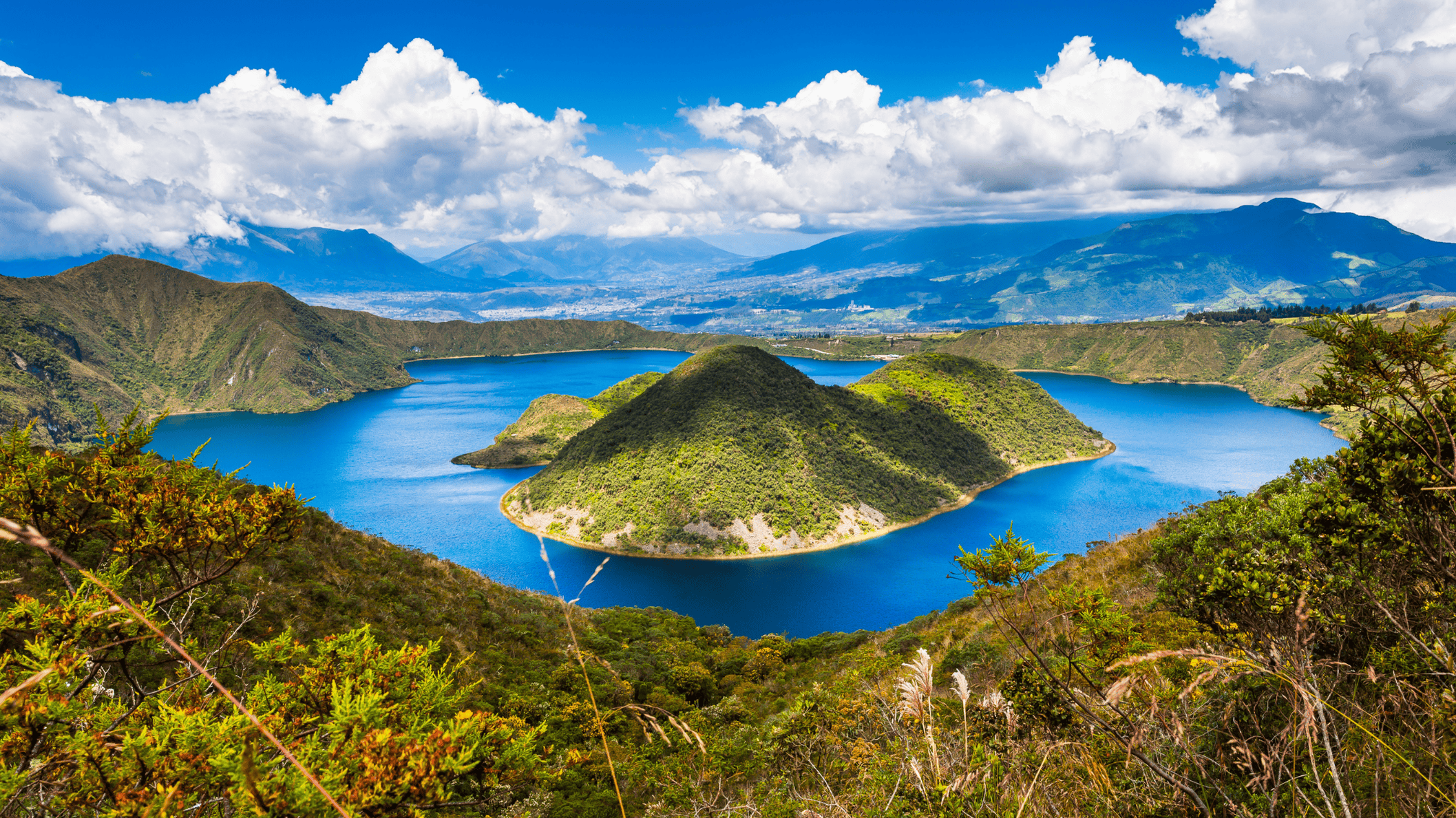 Cuicocha-kratermeer met groene eilanden en blauwe wateren, omringd door Andeslandschap in Ecuador.