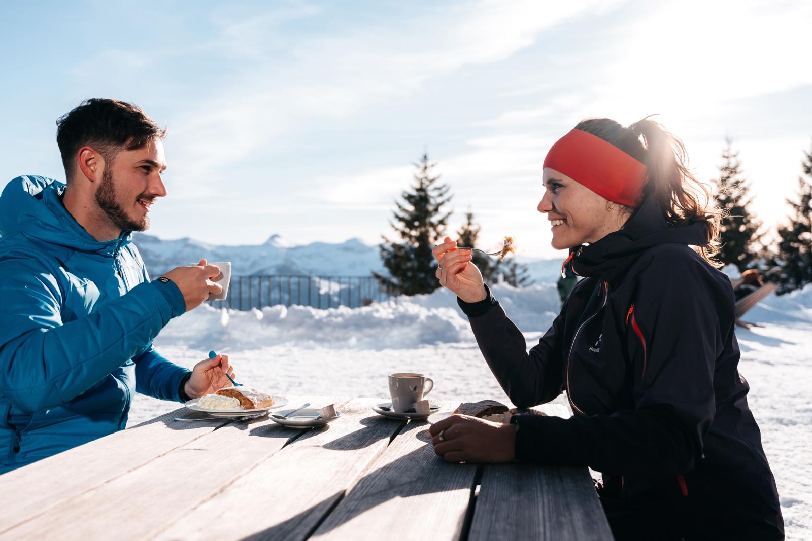 Dat de besneeuwde landschappen hoog in de bergen niet alleen zijn weggelegd voor wintersporters ervaar je in de gezellige berghutten van het Bregenzerwald. 