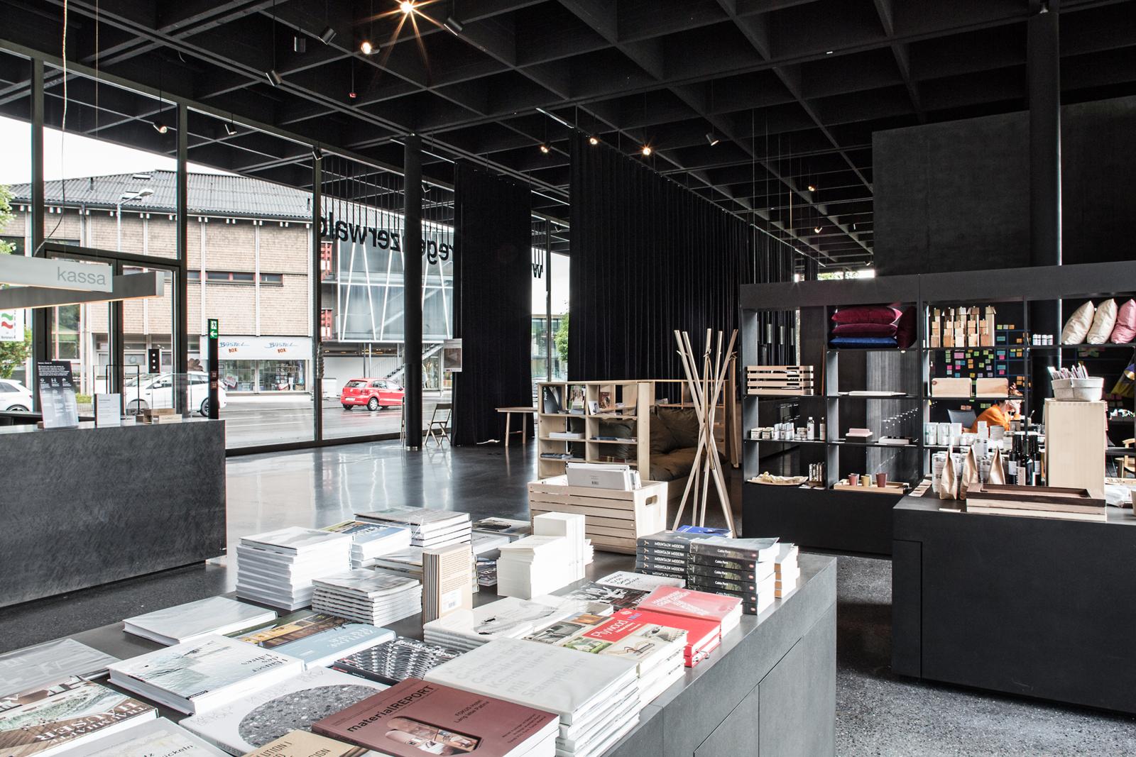 Zo’n honderd ambachtslieden hebben zich verenigd in Werkraum Haus in Andelsbuch. Dit door de Zwitserse architect Peter Zumthor ontworpen gebouw is niet alleen een werkplaats, maar ook een tentoonstellingsgebouw dat als etalage dient voor de ambachtelijke en creatieve cultuur van het Bregenzerwald.