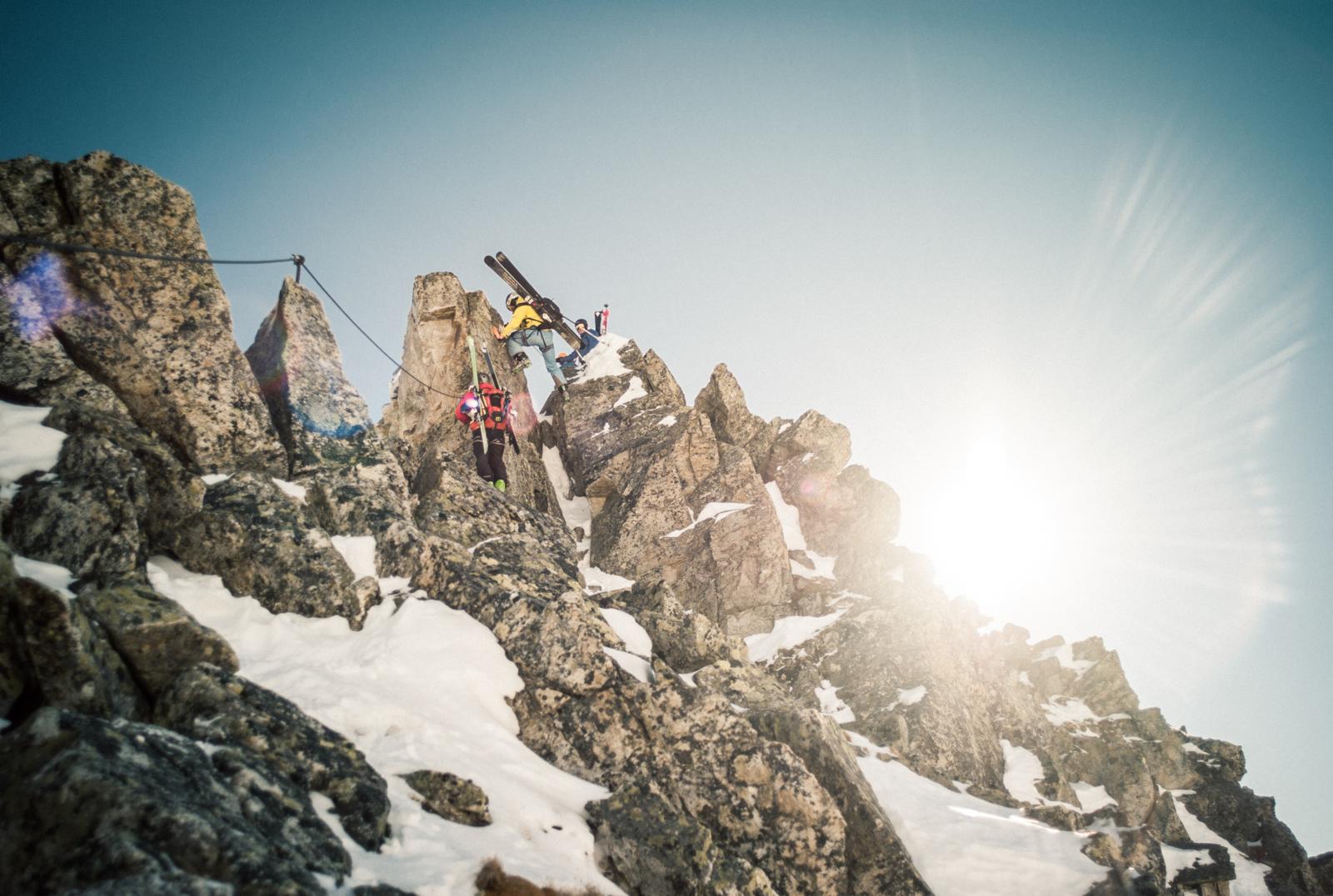Zonder lift of kabelbaan is het bereiken van de top van deze bergreus een niet te onderschatten onderneming, maar de Arlberger Winterklettersteig wordt beschouwd als een van de mooiste winter-via ferrata’s in heel Tirol. 