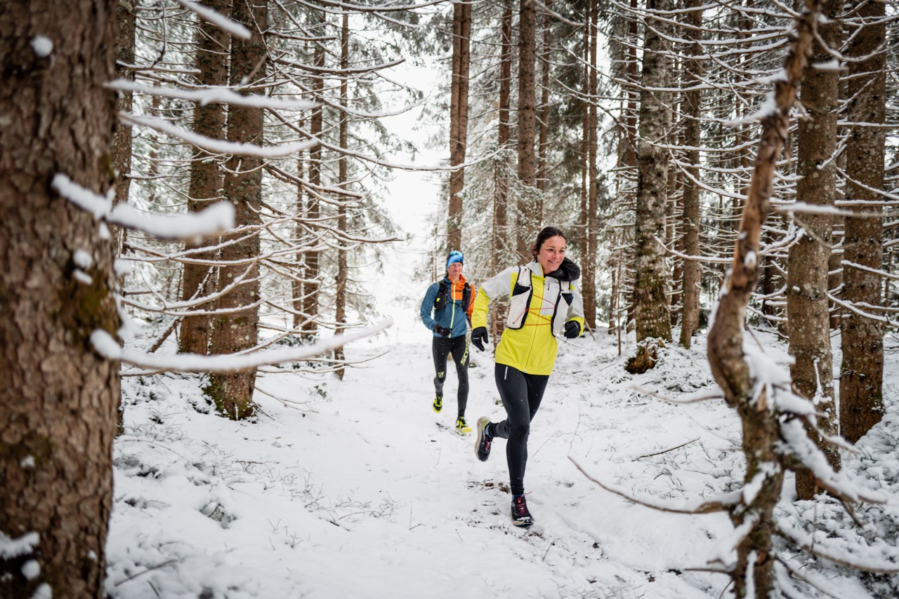 Waarom zou je je hardloopschoenen in de kast laten staan, alleen omdat het sneeuwt? Trailrunners die op zoek zijn naar nieuwe hoogtepunten zitten in de regio Seefeld op het goede spoor. Ver van de drukte in het dal biedt het Tirols Hochplateau ongeëvenaarde hardloopervaringen in elk seizoen. Zelfs in de winter kun je hier kiezen uit 142 kilometer aan geprepareerde paden voor trailrunavonturen in ongerepte winterlandschappen. 