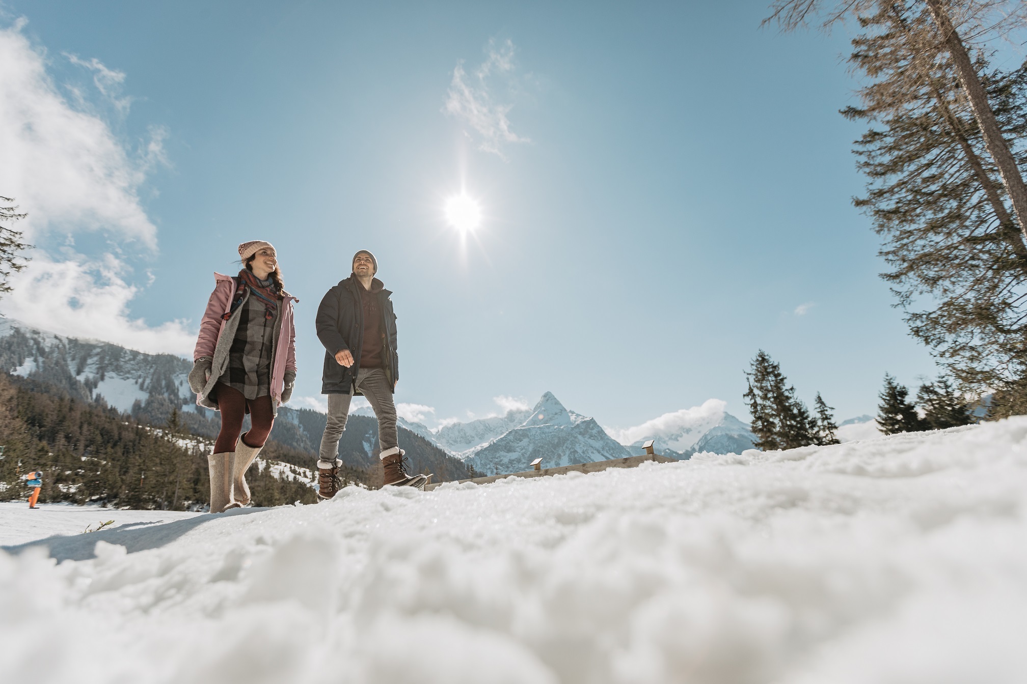 Of je nu met familie, vrienden of met z’n tweetjes reist, aan de zonnige kant van de Zugspitze vindt iedereen zijn eigen wintergeluk. Ver weg van de drukte leiden meer dan zestig kilometer aan goed onderhouden winterwandelpaden en afwisselende sneeuwschoentochten door besneeuwde bossen en langs prachtige bergpanorama’s.