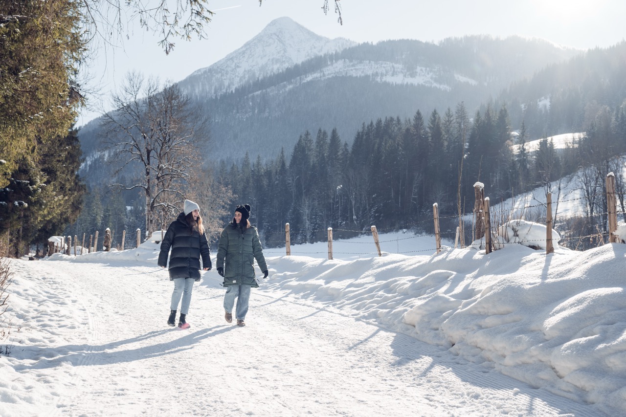 In Altenmarkt-Zauchensee worden niet alleen de pistes en de loipes (sneeuwsporen voor langlaufers), maar ook de wandelpaden ’s winters perfect onderhouden. De besneeuwde bossen zorgen voor een fluisterstille wandelervaring, met keuze uit 47 kilometer aan duidelijk gemarkeerde paden die variëren van eenvoudig in de dalen tot middelzwaar hoger in de bergen. 