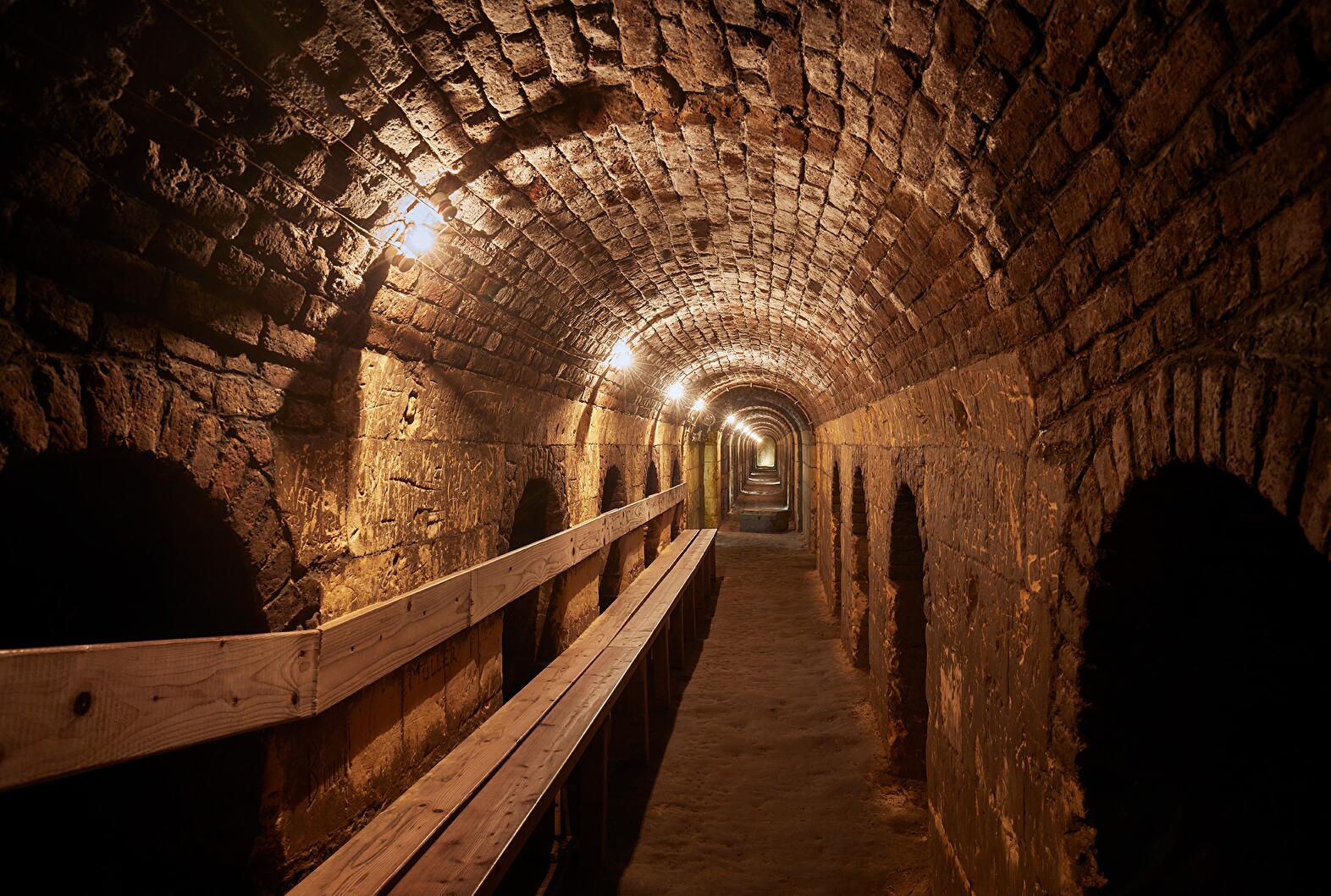 In de Kazematten, een indrukwekkend netwerk van ondergrondse gangen en vestingwerken uit de zestiende tot negentiende eeuw, dompel je je onder in het militaire verleden van Maastricht. 