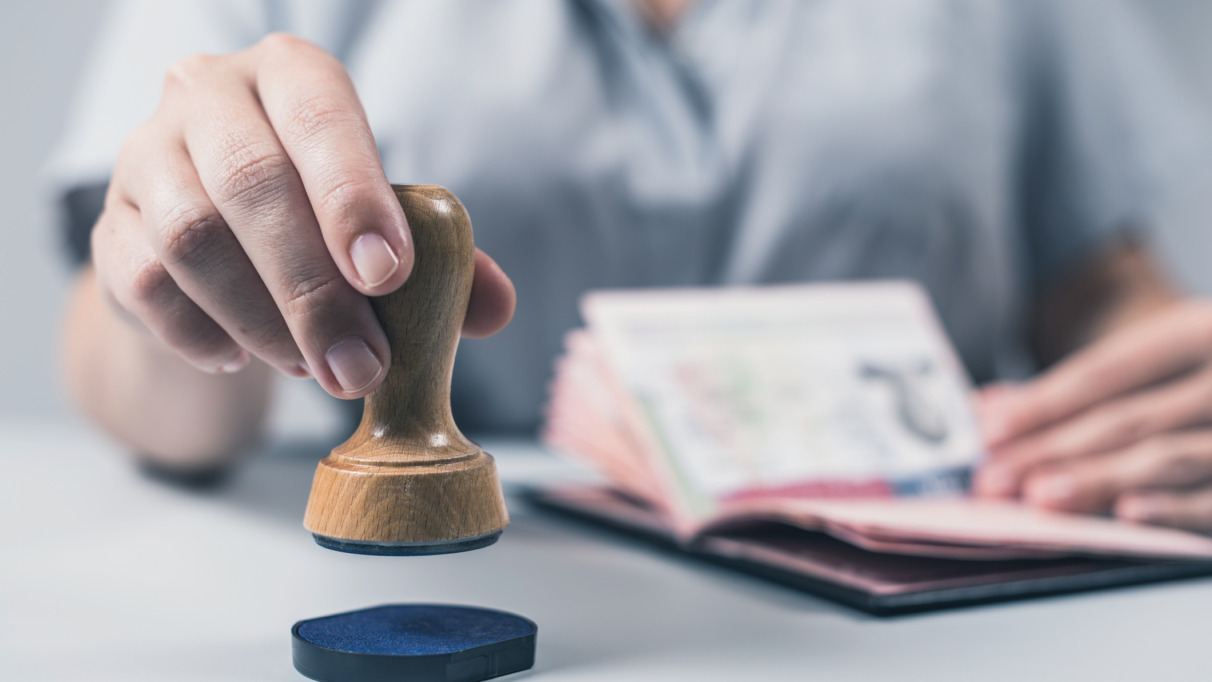 Douanebeambte stempelt paspoort af