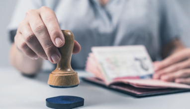 Douanebeambte stempelt paspoort af