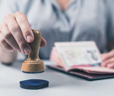 Douanebeambte stempelt paspoort af