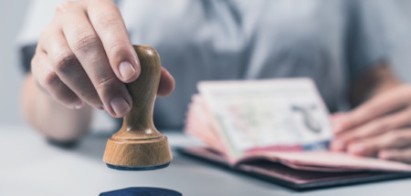 Douanebeambte stempelt paspoort af