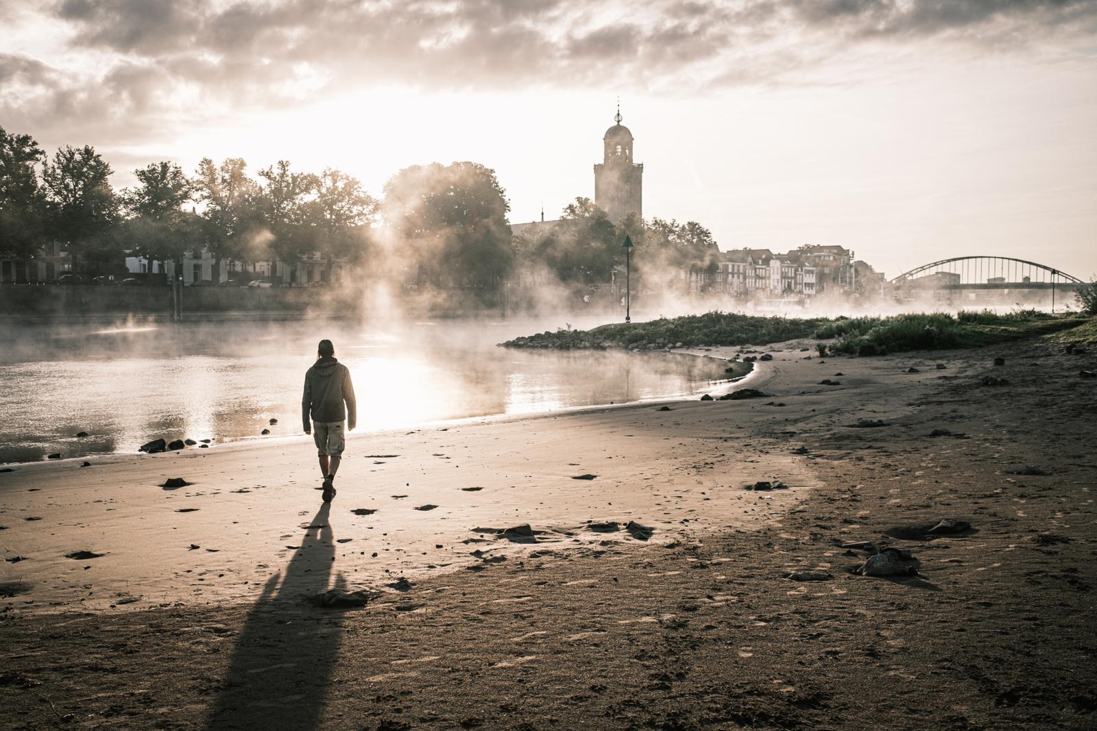 De IJssel geldt als een van de mooiste rivieren van Nederland. Deze NS-wandeling verbindt de Hanzesteden Zutphen en Deventer met elkaar en voert langs kasteelruïnes, groene uiterwaarden en historische stadskernen. Vanaf station Zutphen wandel je langs de rivier en steek je via de Oude IJsselbrug over naar de westelijke oever, berucht om de roversbendes die hier ooit huishielden.