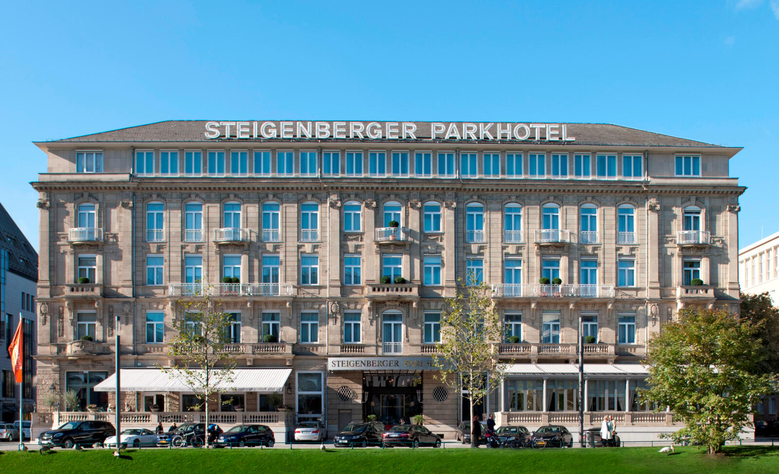Met zijn ligging aan de vermaarde Königsallee is de locatie van het Steigenberger Icon Parkhotel Düsseldorf niet te overtreffen. 