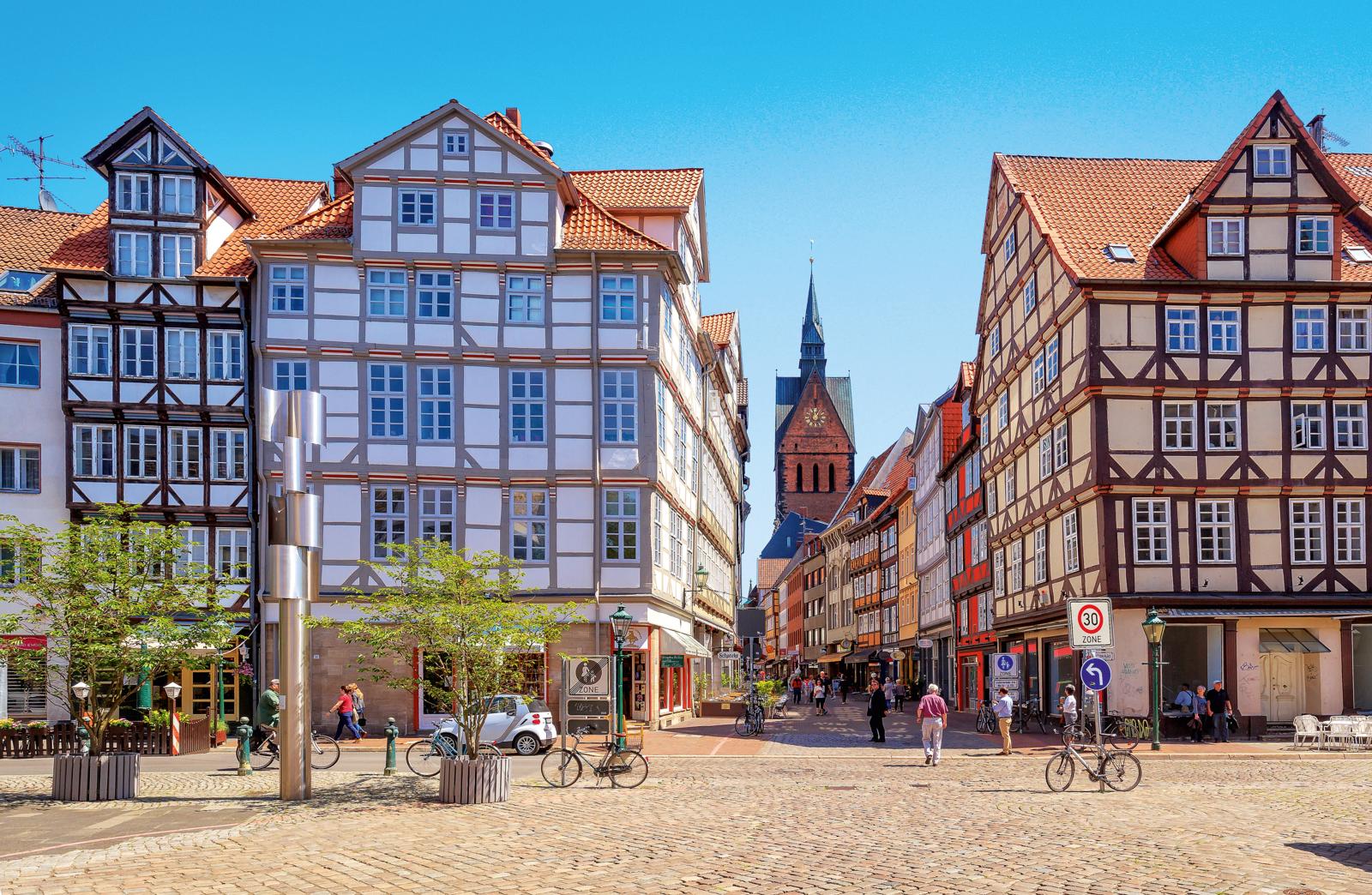 Gezicht op vakwerkhuizen en de Marktkirche in de historische binnenstad van Hannover.