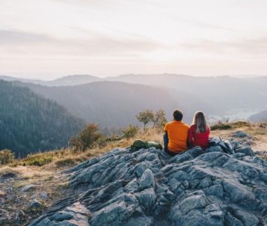 Koppel geniet van zonsondergang tijdens een wandeling in Bernau im Schwarzwald met uitzicht op het Zwarte Woud.