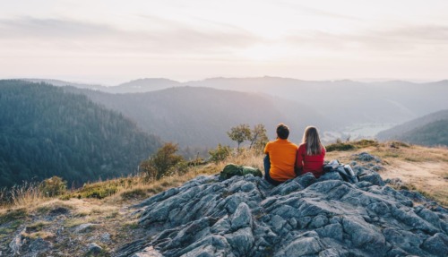Koppel geniet van zonsondergang tijdens een wandeling in Bernau im Schwarzwald met uitzicht op het Zwarte Woud.