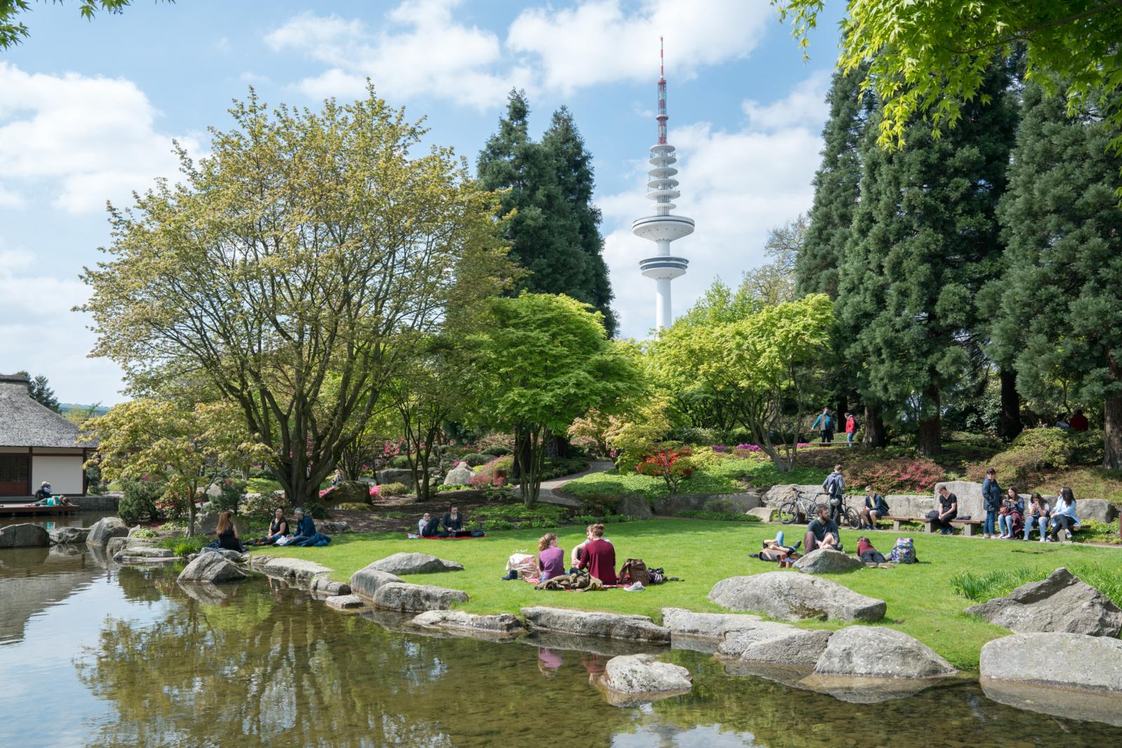 hoewel je in de botanische tuin van Planten un Blomen in Hamburg inderdaad planten en bloemen tegenkomt, weet deze negentiende-eeuwse stadsoase ook te boeien met zijn serene vijvers en thematuinen.