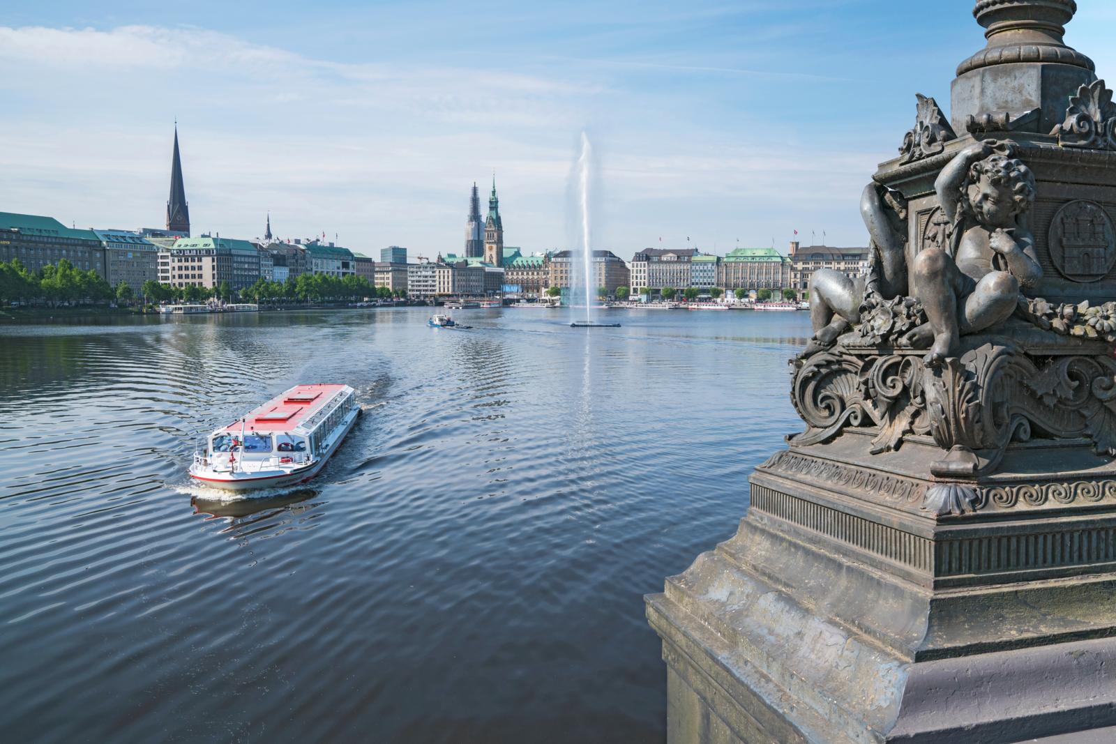 Voor natuur hoef je in Hamburg nooit ver te reizen. Midden in de stad liggen de meren Binnen- en Außenalster, die zich perfect lenen voor een wandel- of fietstochtje.