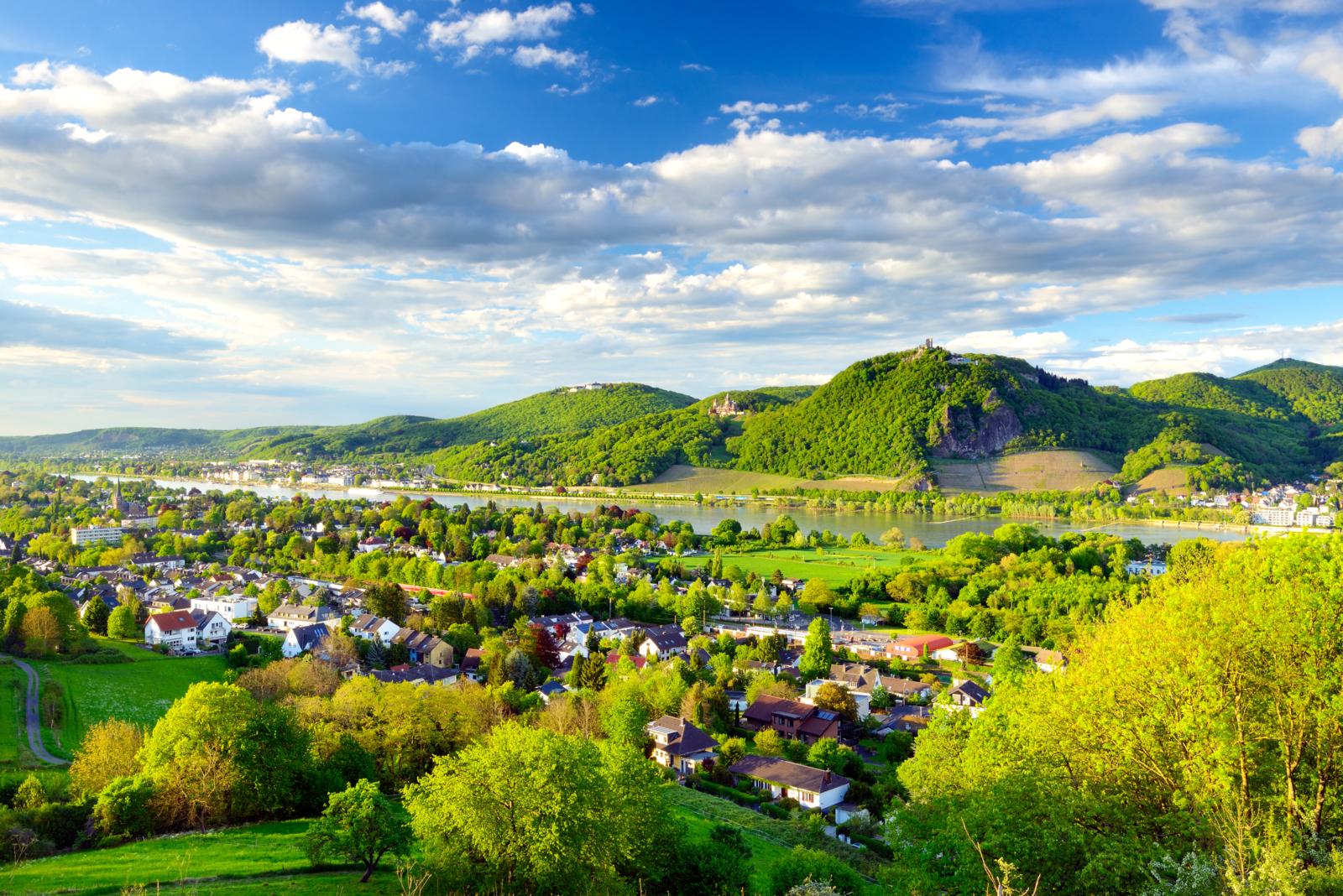 Enkele kilometers na Bonn rijzen de zeven legendarische heuveltoppen van het Siebengebirge, een van de oudste natuurreservaten van Duitsland, op achter de Rijn. 