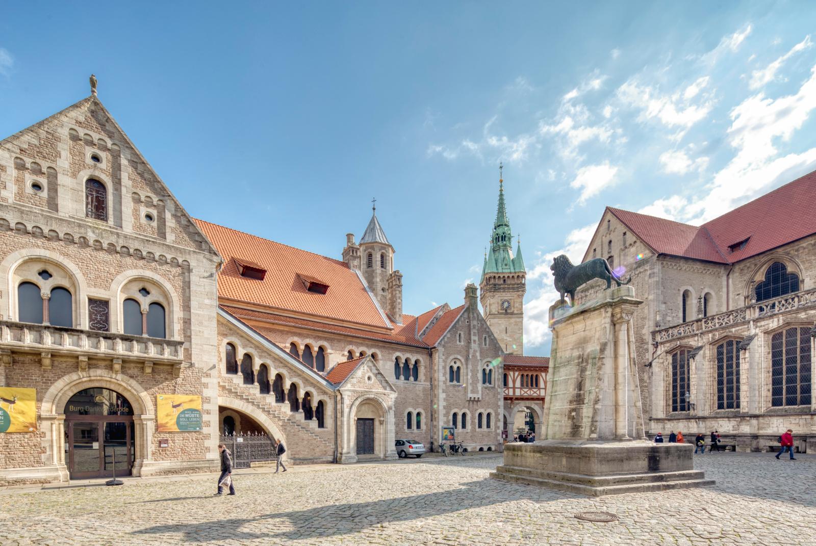 Historisch plein in Braunschweig, Duitsland, met de beroemde leeuwenstandbeeld en middeleeuwse gebouwen.