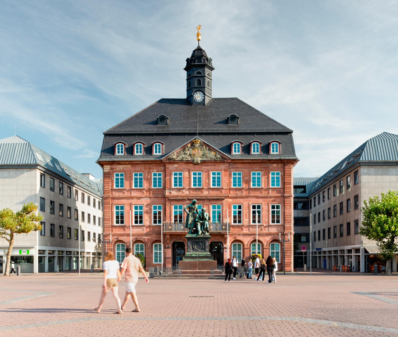 Grote kans dat de sprookjes van de gebroeders Grimm ook aan jou werden voorgelezen. Langs de Deutsche Märchenstrasse, een route van zeshonderd kilometer die vanuit Kassel in beide richtingen ontspringt, worden de bekende vertellingen tot leven gewekt. 