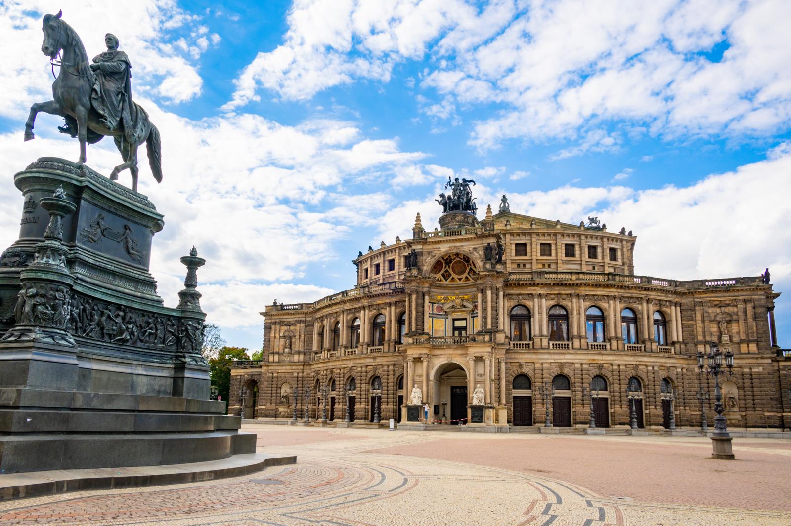 De Semperoper in Dresden met ruiterstandbeeld op de Theaterplatz.