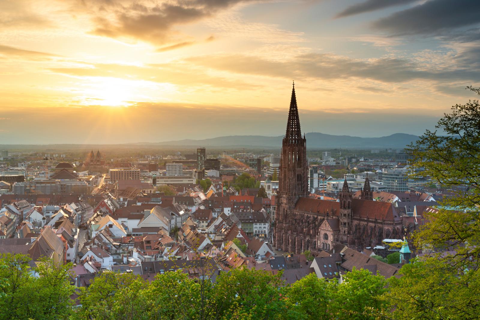Uitzicht over Freiburg im Breisgau met de Freiburger Münster en omliggende daken bij zonsondergang
