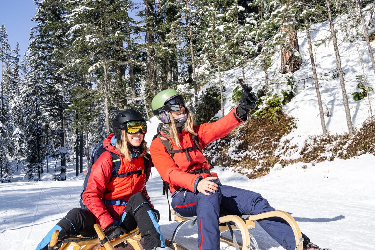 Of je nu houdt van skiën, sleeën, langlaufen, wandelen in de sneeuw of gewoon graag de gezellige wintersfeer in je opneemt op het zonneterras van een echte Oostenrijkse berghut, in skigebied Katzenkopf Leutasch hoef je de kat niet uit de boom te kijken. 