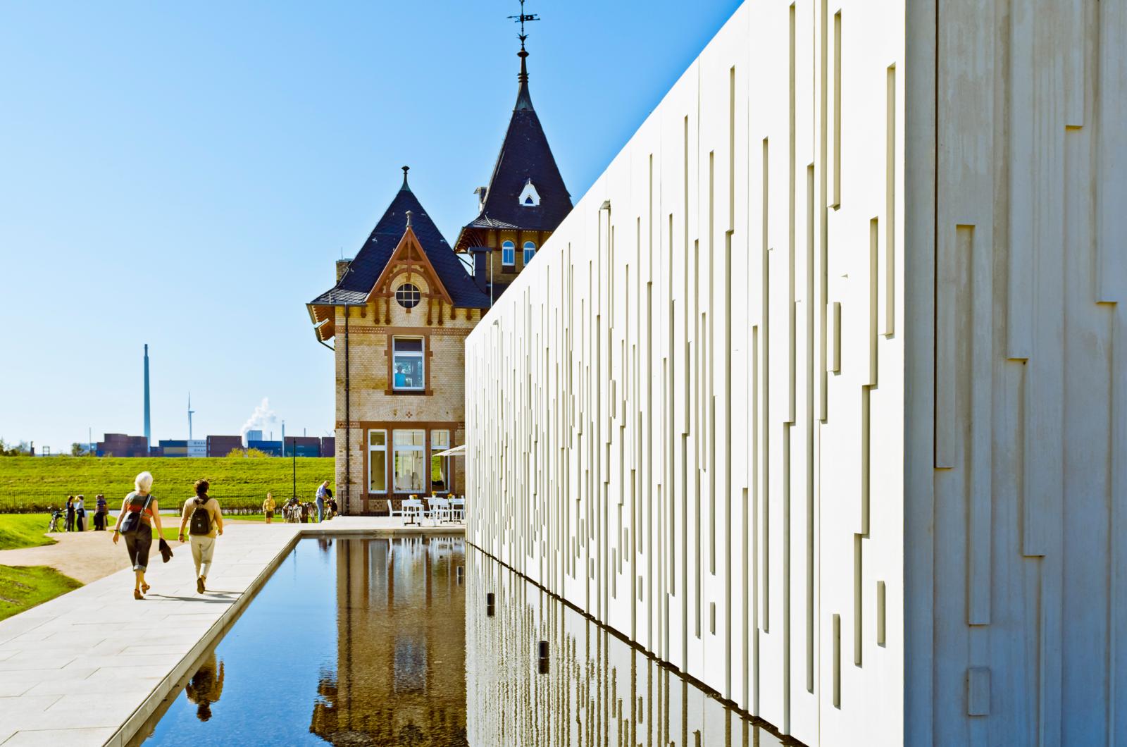 Op het eiland Kaltehofe in de Elbe dienden de karakteristieke bakstenen filterbassins en watertorens ooit als waterzuiveringsstation voor Hamburg. Nu wandel je tussen vijvers met rietkragen en opvallende kunstinstallaties.