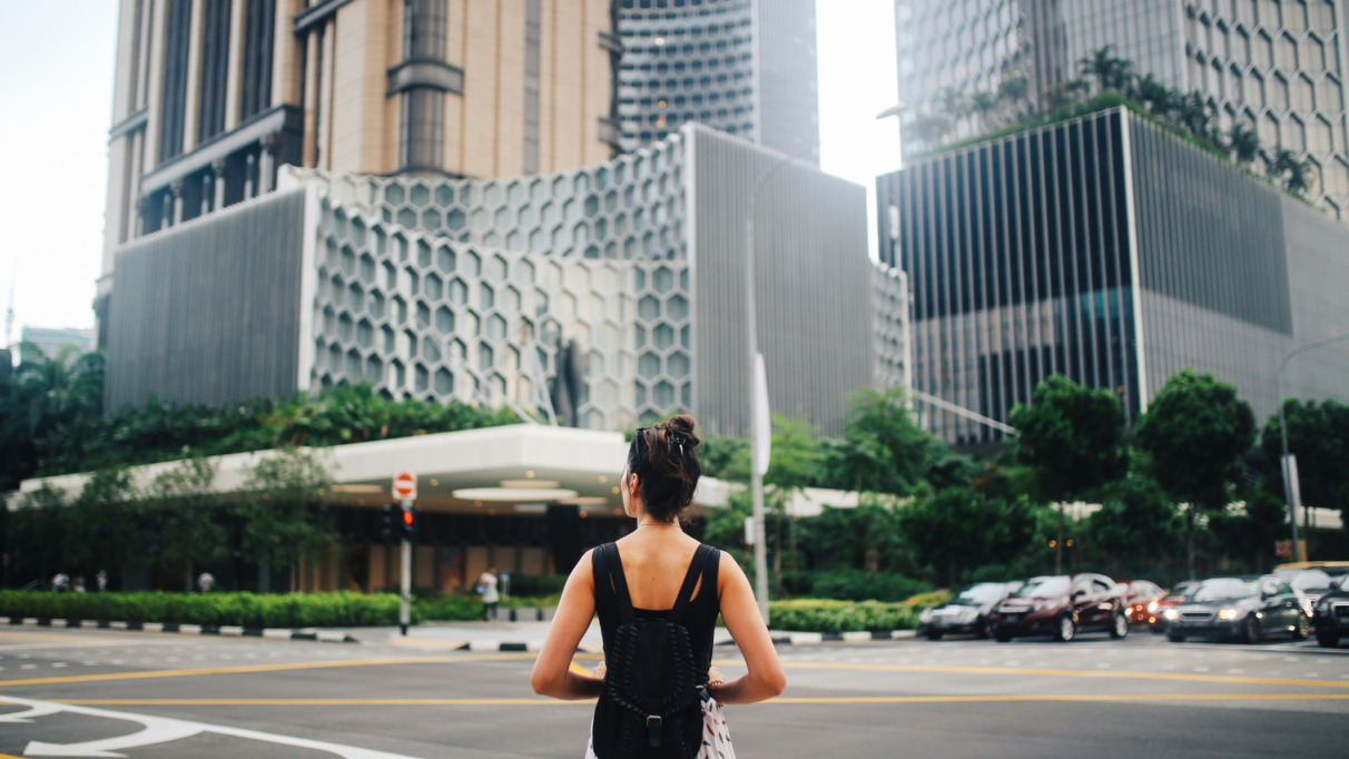 Vrouw loopt op straat in Singapore. De stad is verkozen tot schoonste ter wereld.