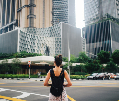 Vrouw loopt op straat in Singapore. De stad is verkozen tot schoonste ter wereld.