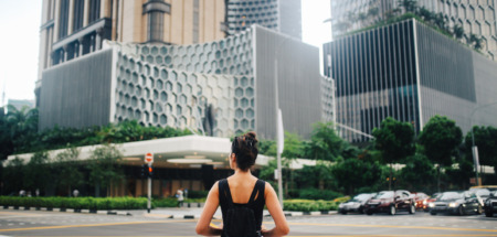 Vrouw loopt op straat in Singapore. De stad is verkozen tot schoonste ter wereld.