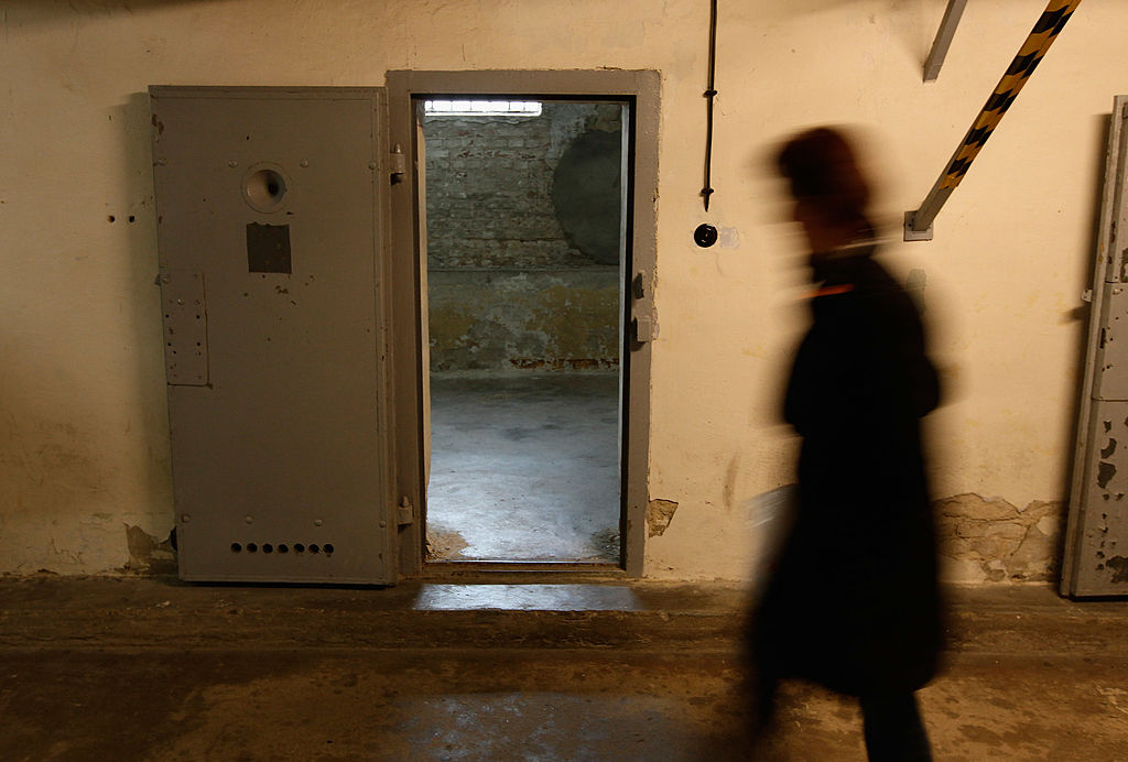 Ver weg van de drukte op het Alexanderplatz, kun je niet anders dan stil worden in Gedenkstätte Berlin-Hohenschönhausen. In dit benauwende museum, gehuisvest in de voormalige gevangenis van de Stasi, de geheime inlichtingendienst van de DDR, ervaar je voor even hoe het was om in die tijd gevangene te zijn, van de transportbus naar de cellen en ondervragingsruimte.