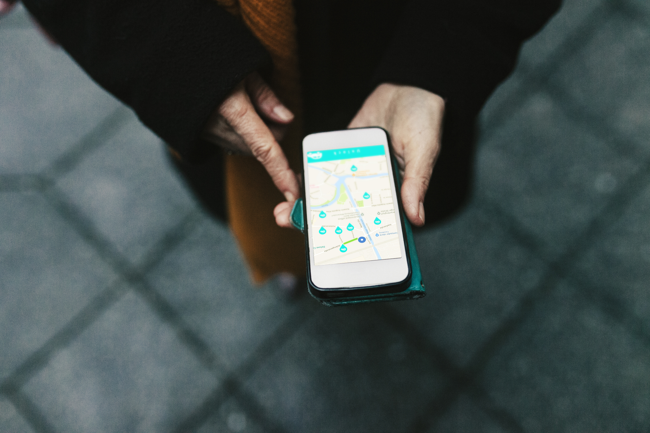 Je volledige route delen op sociale media of je hoteladres meteen doorgeven aan een onbekende kan voor een soloreiziger riskant zijn.