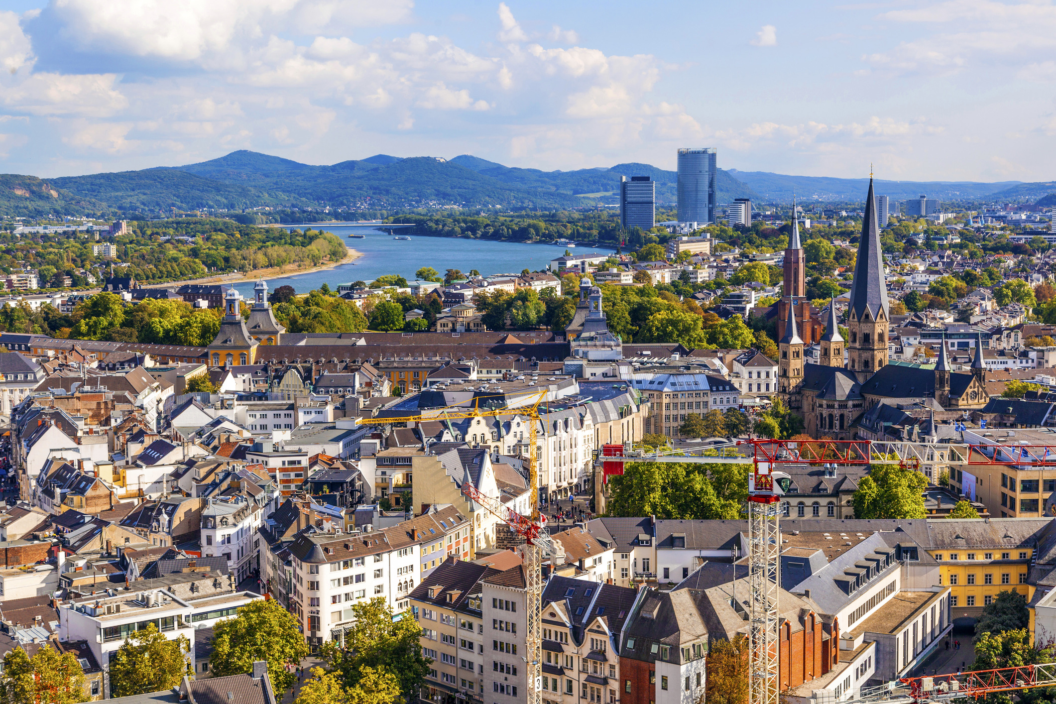 Panorama van Bonn met de Rijn, kerktorens en het Siebengebirge in de verte.