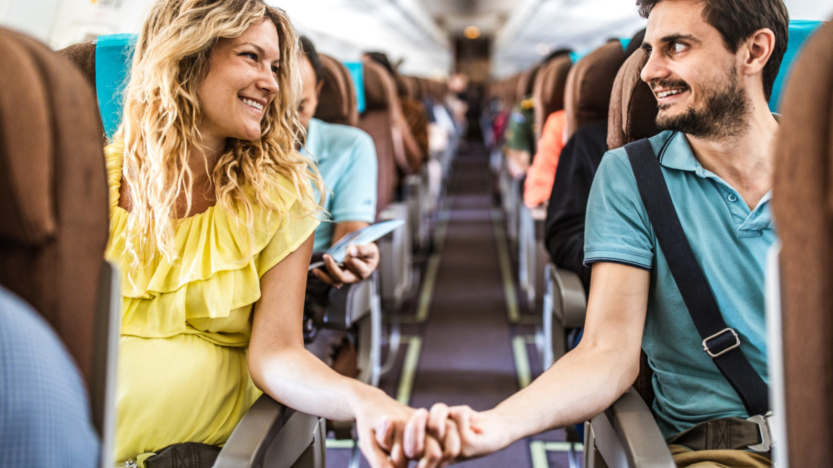 Zwanger stel in vliegtuig