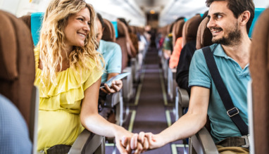 Zwanger stel in vliegtuig