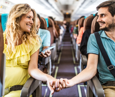 Zwanger stel in vliegtuig