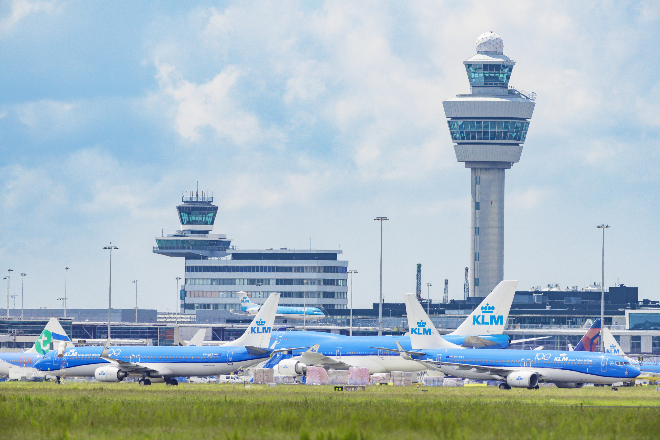 Brussels Airport (75,4%) en Amsterdam Schiphol (74,9%) bungelen qua stiptheid ver onder de Scandinavische en Oostenrijkse concurrenten.
