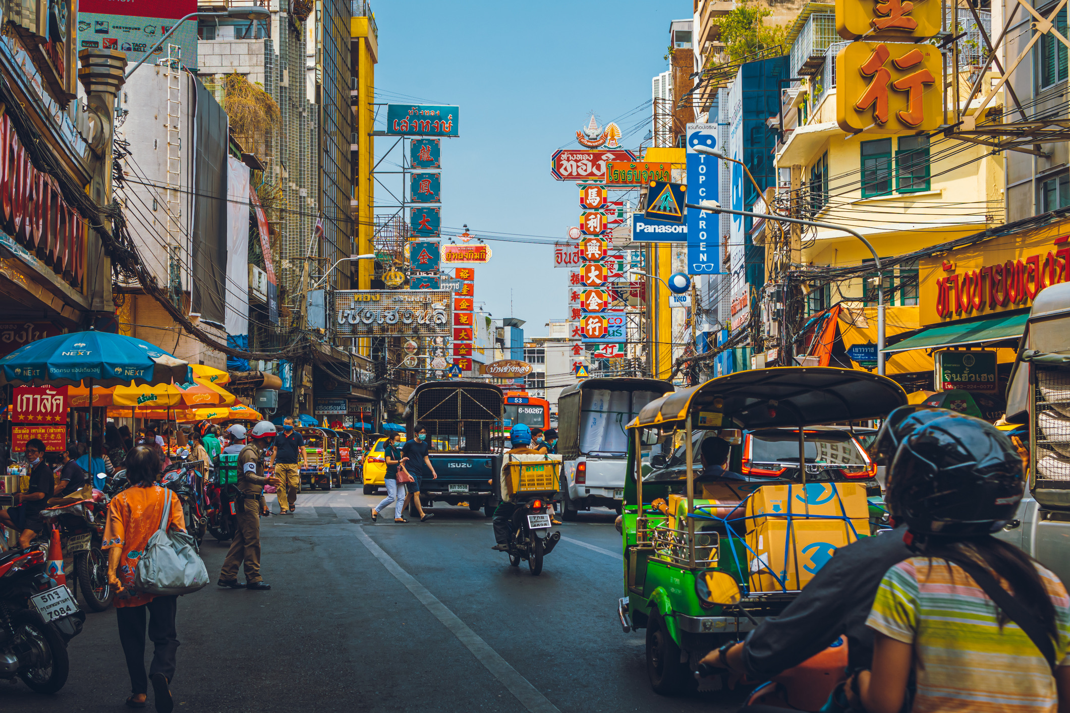 De Thaise hoofdstad Bangkok is een stad van energie en chaos: straten vol streetfood, markten en scooters. Het levendige karakter gaat hand in hand met vuil en rommel. 