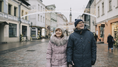 Senior stel wandelt door de straten in Estland, het beste land om te pensioneren