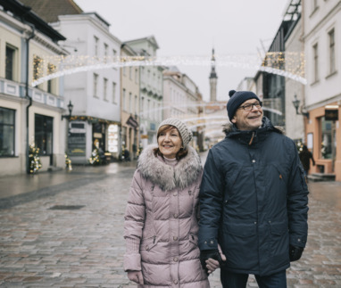 Senior stel wandelt door de straten in Estland, het beste land om te pensioneren