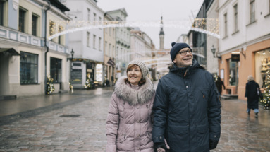 Senior stel wandelt door de straten in Estland, het beste land om te pensioneren